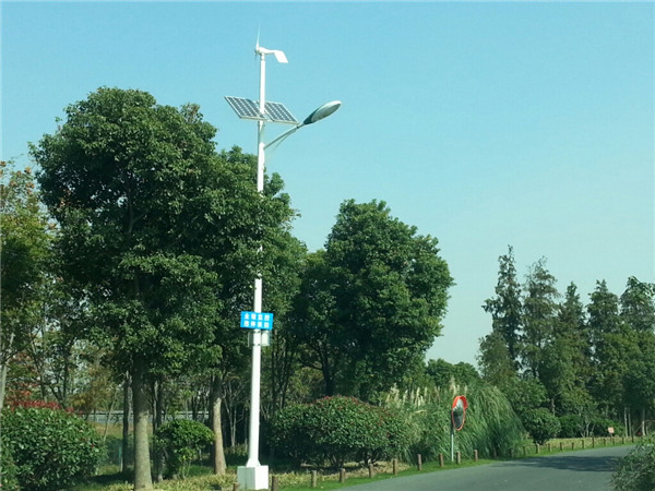 无锡南太湖畔环湖路风光互补路灯
